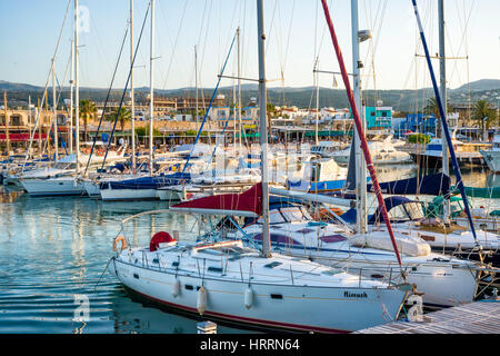 LATCHI - 19 Mai: Yachten im Hafen am 19. Mai 2015 in Latchi Village, Zypern. Stockfoto