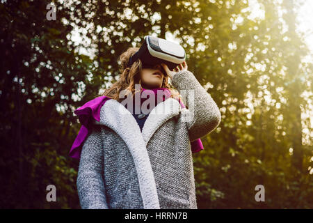 Frau mit Brille von Virtual Reality in der Natur Stockfoto