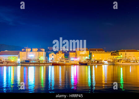 Trogir-Strandpromenade mit Gebäuden in der Nacht Stockfoto