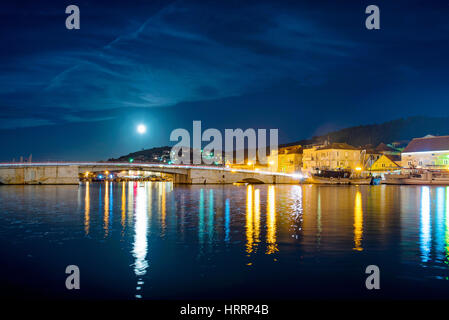 Seelandschaft mit alten Stadtarchitektur in Trogir in der Nacht Stockfoto