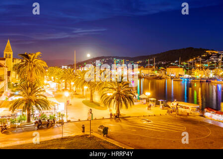 TROGIR, Kroatien - SEPTEMBER 18: Das ist Trogir Altstadt bei Nacht ein beliebtes Reiseziel in Kroatien und ein Welterbe am 18. September, 2 Website Stockfoto