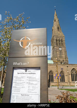 Was steht auf dem Schild vor der Kathedrale von Leicester, England, UK Stockfoto