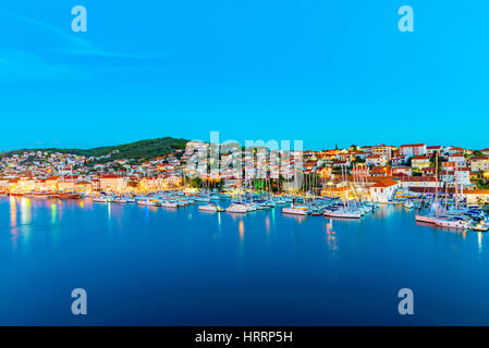 Blick auf Trogir Strandpromenade Docks bei Nacht Stockfoto