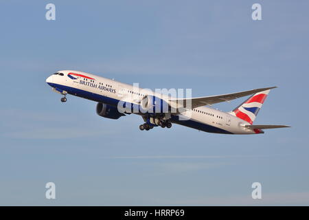 British Airways Boeing 787 Dreamliner G-ZBKG dem Start vom Flughafen London Heathrow, Vereinigtes Königreich Stockfoto