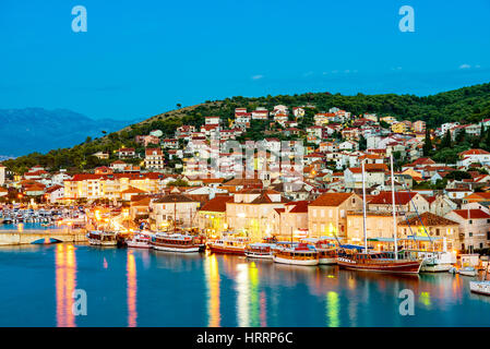 Ansicht von Gebäuden auf Trogir Wasser in der Nacht Stockfoto