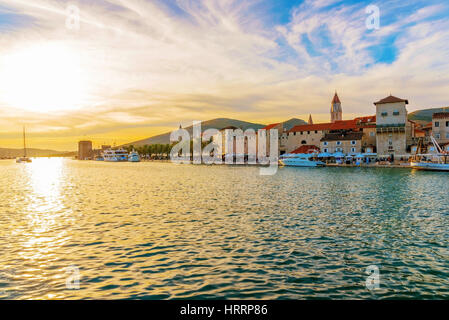 Trogir alte Stadt am Meer mit Sonnenuntergang Stockfoto