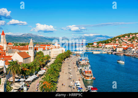 TROGIR, Kroatien - SEPTEMBER 18: Trogir alte Stadt UNESCO Welt Kulturerbe Website Uferpromenade an einem sonnigen Tag 18. September 2016 in Trogir Stockfoto