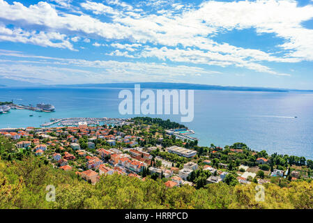 Hohen Blick auf Split mit Meer an einem sonnigen Tag Stockfoto