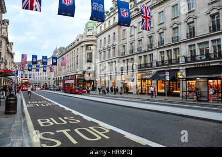 auf der belebten Regent Street in London anzeigen Stockfoto