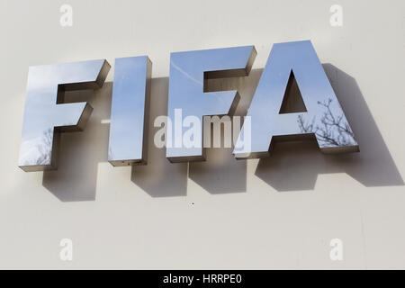 FIFA-Logo neben dem Eingang in der FIFA-Zentrale in Zürich, Schweiz Stockfoto