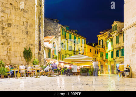 SPLIT, Kroatien - 17.September: Zentrum Altstadt bei Nacht mit alter Architektur und Restaurants am Seteptember 17, 2016 in Split Stockfoto