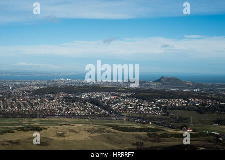 Blick auf Edinburgh Stadt von Allermuir Pentlands mit Arthur Sitz in Ferne Stockfoto