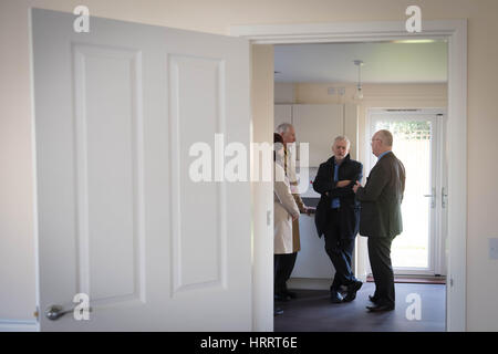 Labour-Chef Jeremy Corbyn (zweiter von rechts) besucht eine neue Regelung der Sozialwohnungen mit Mitverantwortung in Cambridge, mit des Rates Führern einschließlich Kevin Price (rechts), Labour Kandidat für die Cambridge Bürgermeister. Stockfoto