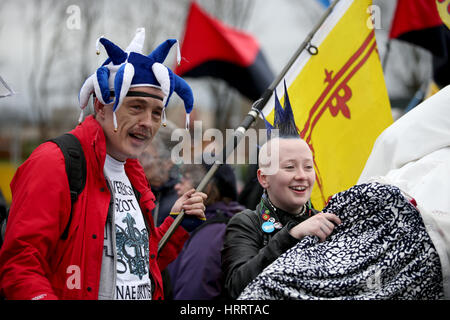 Demonstranten außerhalb der Jahreskonferenz der schottischen konservativen bei den Scottish Exhibition and Conference Centre in Glasgow. Stockfoto