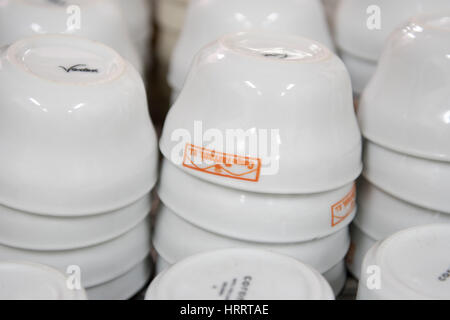 Tassen für Kaffee-Verkostungen oder "Cuppings", gemeint sind gestapelt auf einen Kaffee Aufbereitungsanlage befindet sich in San Marcos, Costa Rica. Stockfoto