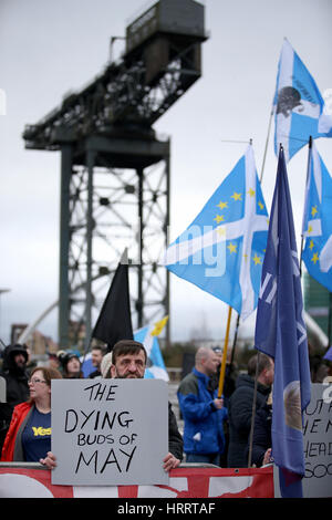 Demonstranten außerhalb der Jahreskonferenz der schottischen konservativen bei den Scottish Exhibition and Conference Centre in Glasgow. Stockfoto