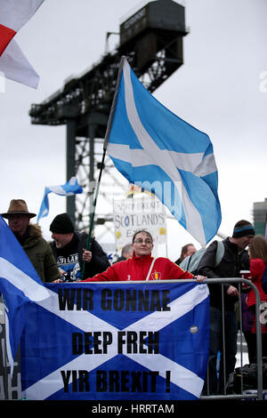 Demonstranten außerhalb der Jahreskonferenz der schottischen konservativen bei den Scottish Exhibition and Conference Centre in Glasgow. Stockfoto