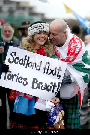 Demonstranten außerhalb der Jahreskonferenz der schottischen konservativen bei den Scottish Exhibition and Conference Centre in Glasgow. Stockfoto