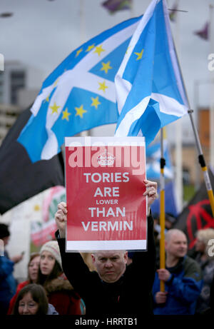 Demonstranten außerhalb der Jahreskonferenz der schottischen konservativen bei den Scottish Exhibition and Conference Centre in Glasgow. Stockfoto