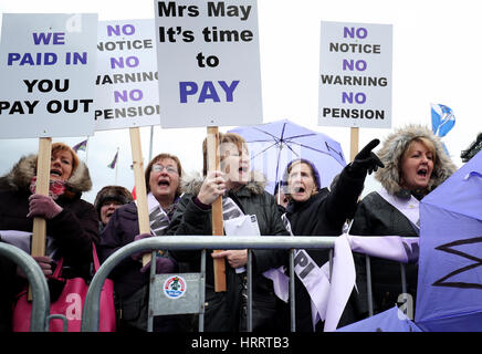 Demonstranten außerhalb der Jahreskonferenz der schottischen konservativen bei den Scottish Exhibition and Conference Centre in Glasgow. Stockfoto