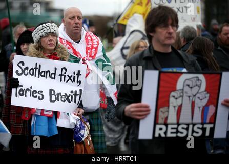 Demonstranten außerhalb der Jahreskonferenz der schottischen konservativen bei den Scottish Exhibition and Conference Centre in Glasgow. Stockfoto