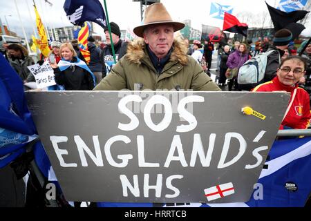 Demonstranten außerhalb der Jahreskonferenz der schottischen konservativen bei den Scottish Exhibition and Conference Centre in Glasgow. Stockfoto