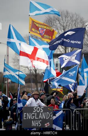 Demonstranten außerhalb der Jahreskonferenz der schottischen konservativen bei den Scottish Exhibition and Conference Centre in Glasgow. Stockfoto