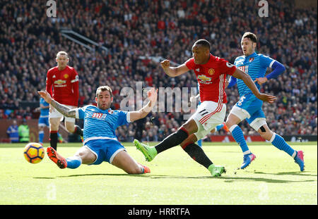 Manchester United Anthony Martial hat einen Schuss auf das Tor und schlägt fehl, während der Premier-League-Spiel im Old Trafford, Manchester zu erzielen. Stockfoto