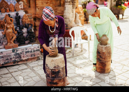 Nha Trang, VIETNAM - Februar 2016 - unbekannte Frauen schaffen Ton Topf traditioneller Handwerkskunst in Vietnam Stockfoto