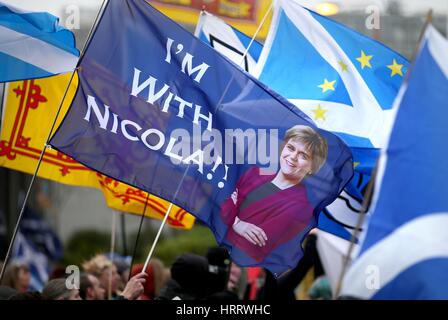 Demonstranten außerhalb der Jahreskonferenz der schottischen konservativen bei den Scottish Exhibition and Conference Centre in Glasgow. Stockfoto