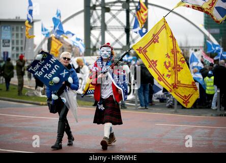 Demonstranten außerhalb der Jahreskonferenz der schottischen konservativen bei den Scottish Exhibition and Conference Centre in Glasgow. Stockfoto