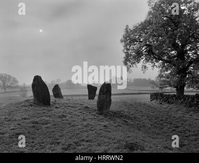 Die 4 verbleibenden Steinen von neun Stein engen Steinkreis, Derbyshire, aussehende S zu Robin Hoods Stride, wo die großen südlichen Mond erscheint. Stockfoto