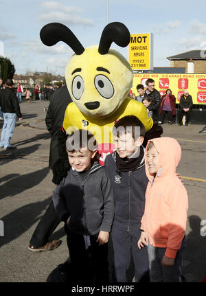 Watford Maskottchen Harry die Hornet mit Fans vor der Premier League match bei Vicarage Road, Watford. Stockfoto