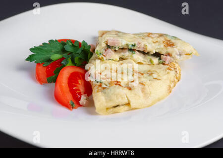 Nahaufnahme von Omelett mit Schinken und Gemüse Stockfoto