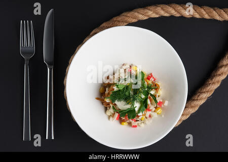 Draufsicht auf Salat mit Krabben, Mais und gebratenen Zwiebeln. Stockfoto