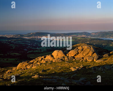 Blick NE von Craig Celynin über das Vale von Conwy, Conwy Stadt, Burg & Mündung an Llandudno, Deganwy & am Meer. Stockfoto