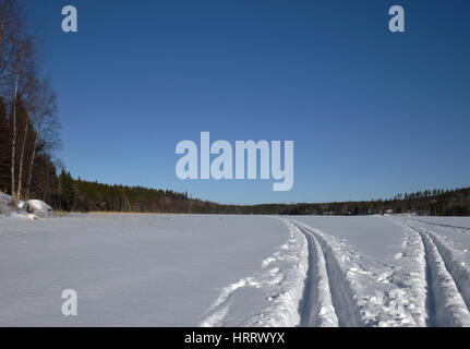 Zwei ski-Loipen auf einem See mit blauen Himmel im Hintergrund, Bild aus Nordschweden. Stockfoto