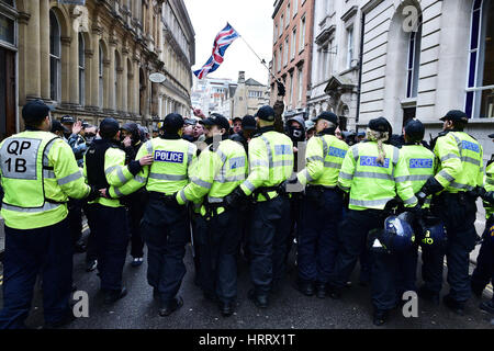 Polizei enthalten Demonstranten als weit rechts und antifaschistische Aktivisten protestieren in Bristol Stadtzentrum entfernt. Stockfoto