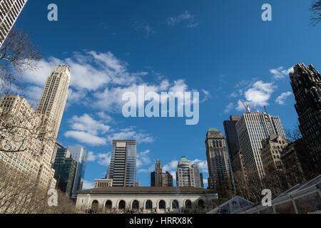 Skyline von Midtown Manhattan rund um Bryant Park, New York City, USA Stockfoto