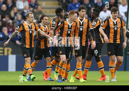 Hull City Sam Clucas feiert mit Teamkollegen nach seinem Tor seiner Mannschaft erste Tor des Spiels (Mitte) während der Premier-League-Spiel im King Power Stadium, Leicester. Stockfoto