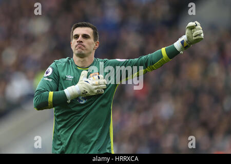 Hull City Torhüter Eldin Jakupovic feiert nach Hull City Sam Clucas Partituren seiner Seite das erste Tor des Spiels während der Premier-League-Spiel im King Power Stadium, Leicester. Stockfoto