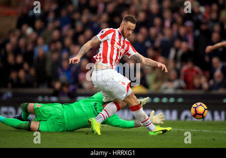 Stoke City Marko Arnautovic Partituren seiner Seite das erste Tor des Spiels während der Premier League match bei bet365 Stadion, Stoke. Stockfoto