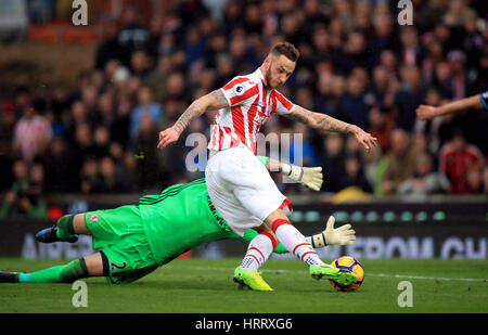 Stoke City Marko Arnautovic Partituren seiner Seite das erste Tor des Spiels während der Premier League match bei bet365 Stadion, Stoke. Stockfoto