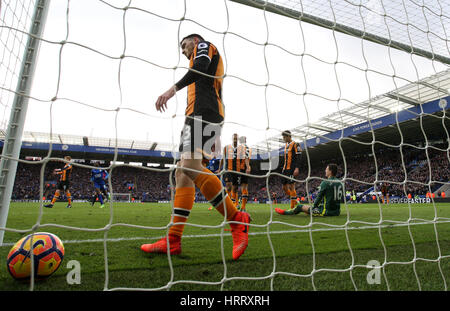 Hull City Spieler Blick niedergeschlagen nach Leicester City Christian Fuchs (nicht abgebildet) während der Premier-League-Spiel im King Power Stadium, Leicester seiner Seite erste Tor des Spiels erzielt. Stockfoto