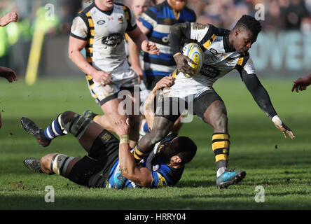 Wespen Christian Wade von Bath Taulupe Faletau während des Spiels der Aviva Premiership am Spielgelände, Bad in Angriff genommen wird. Stockfoto