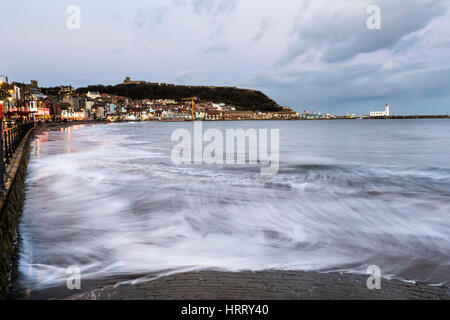 Scarborough South Bay in der Abenddämmerung an den hohen Gezeiten, North Yorkshire Stockfoto