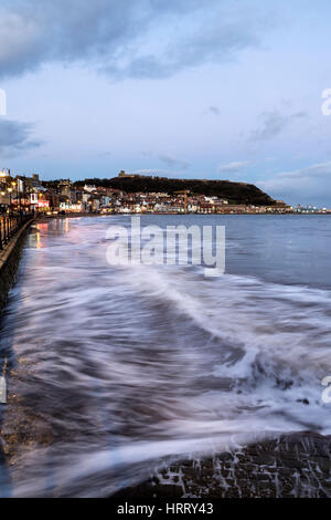 Scarborough South Bay in der Abenddämmerung an den hohen Gezeiten, North Yorkshire Stockfoto