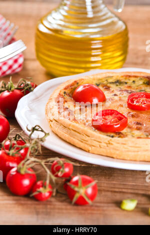 Lauch und Tomaten-Quiche. Stockfoto
