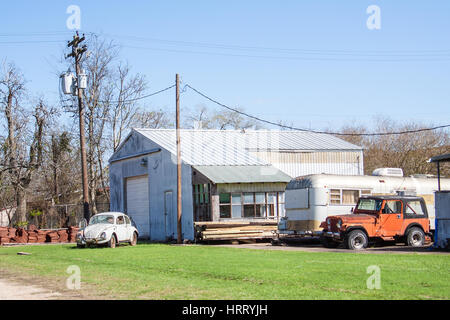 WHARTON, TEXAS, Februar 2017: Einen alten VW Käfer und Jeep benötigt eine Reparatur und einen alten Airstream Wohnwagen Stockfoto