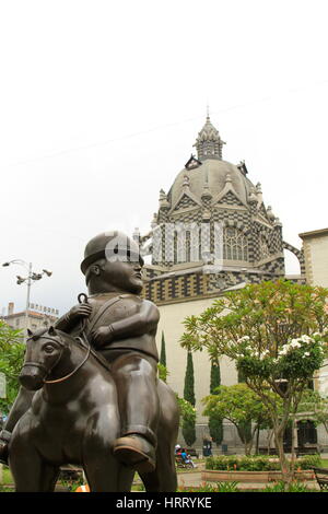 Mann auf dem Rücken der Pferde-Skulptur von Fernando Botero, Plaza Botero, Medellin, Kolumbien Stockfoto